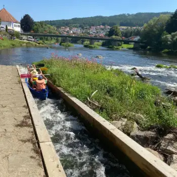 Boote am Einstieg, bereit zum Ablegen