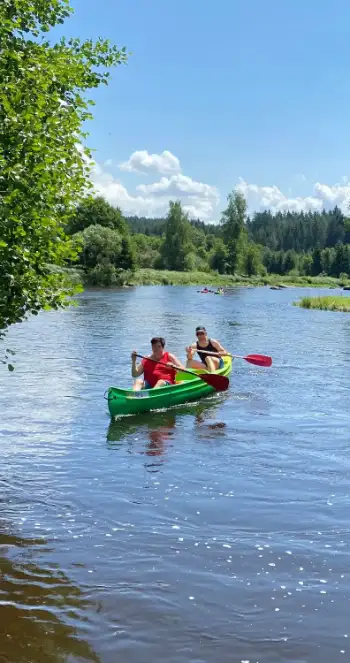 Familie in einem Kanadier auf offenem Wasser