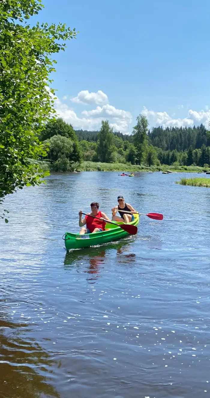 Familie in einem Kanadier