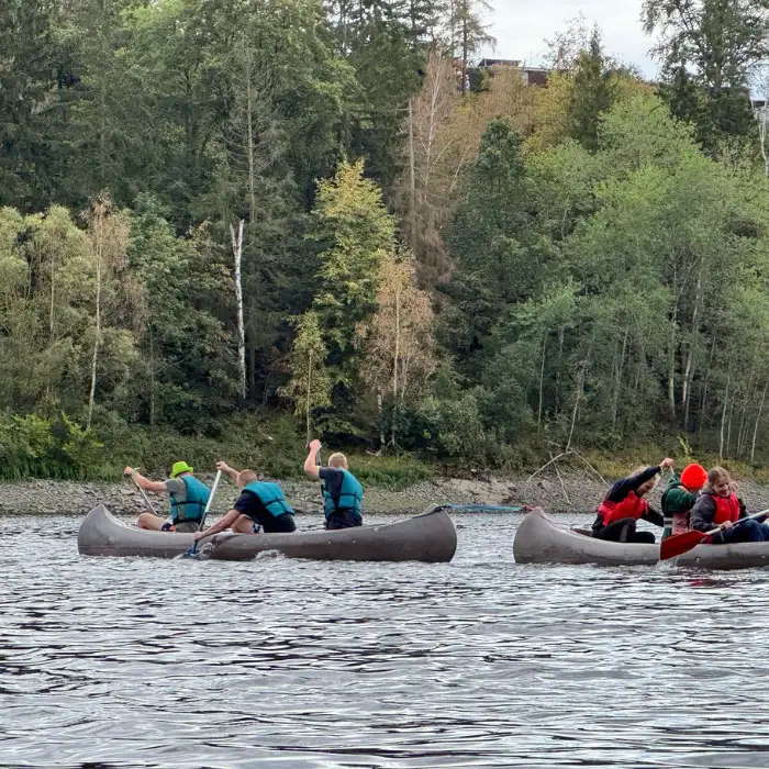 Zwei Kanadier mit Paddlern auf dem Schwarzen Regen