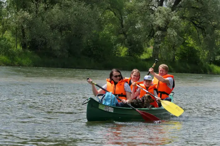Gruppe mit Schwimmwesten in Kanadiern