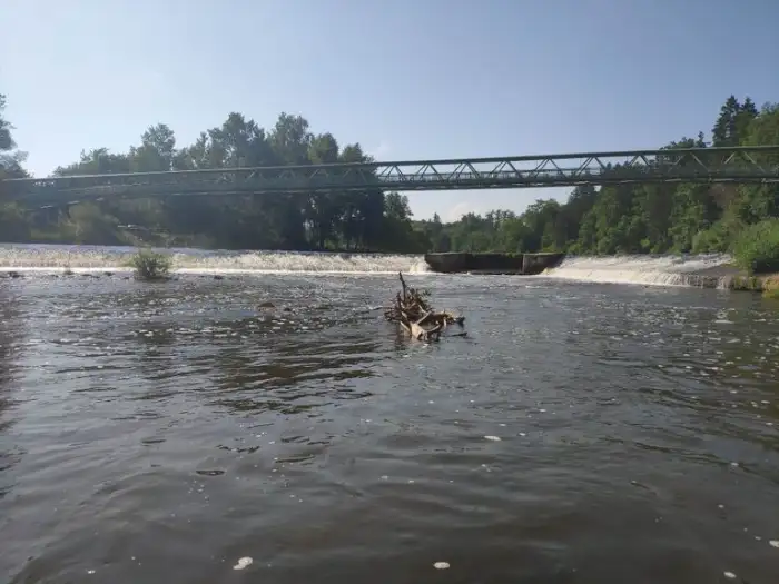 H&auml;ngebr&uuml;cke über dem Fluss