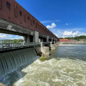 Alte Holzbrücke über einen Fluss