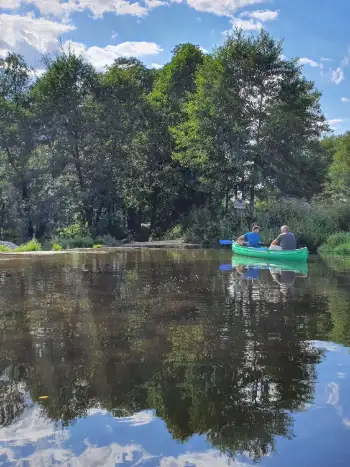 Kanadier auf einem schnell fließenden Flussabschnitt
