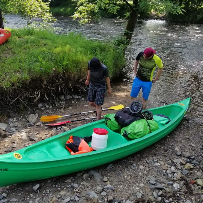 Kind mit Schwimmweste im Kanadier