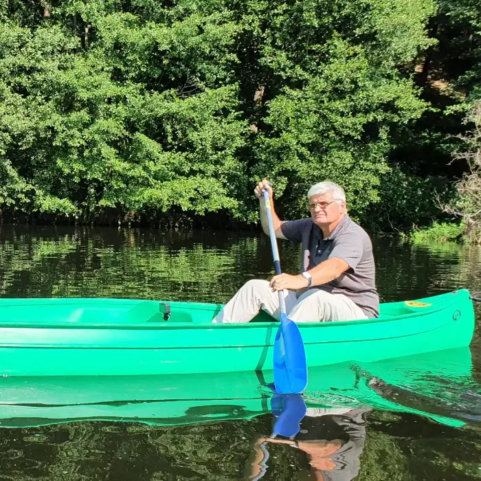 Sepp Schneider in einem gr&uuml;nen Kanadier auf dem Schwarzen Regen