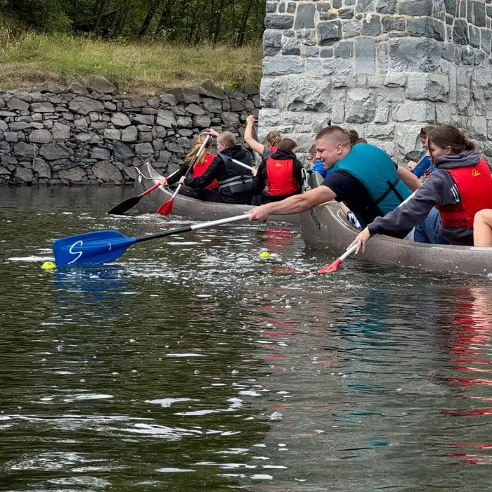 Gruppe bei einer Teamaufgabe im Boot