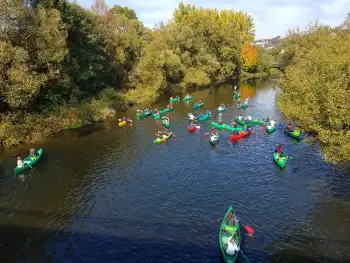 Viele Boote auf einem breiten Fluss