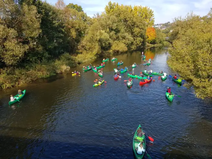 Viele Boote nebeneinander auf einem breiten Fluss